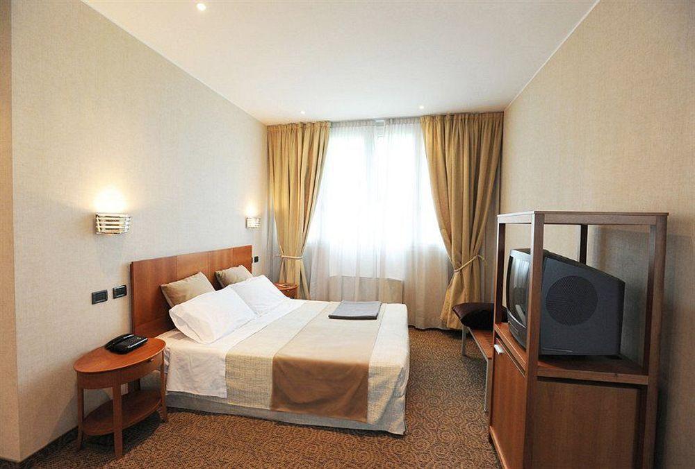 Hotel Cora カラーテ・ブリアンツァ エクステリア 写真