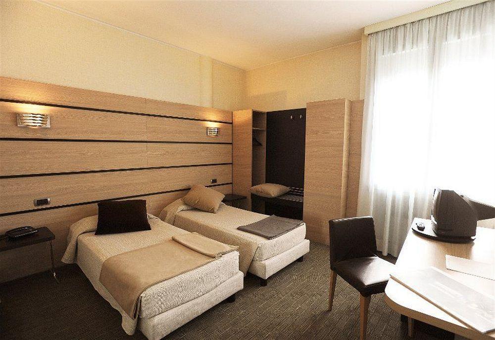 Hotel Cora カラーテ・ブリアンツァ エクステリア 写真