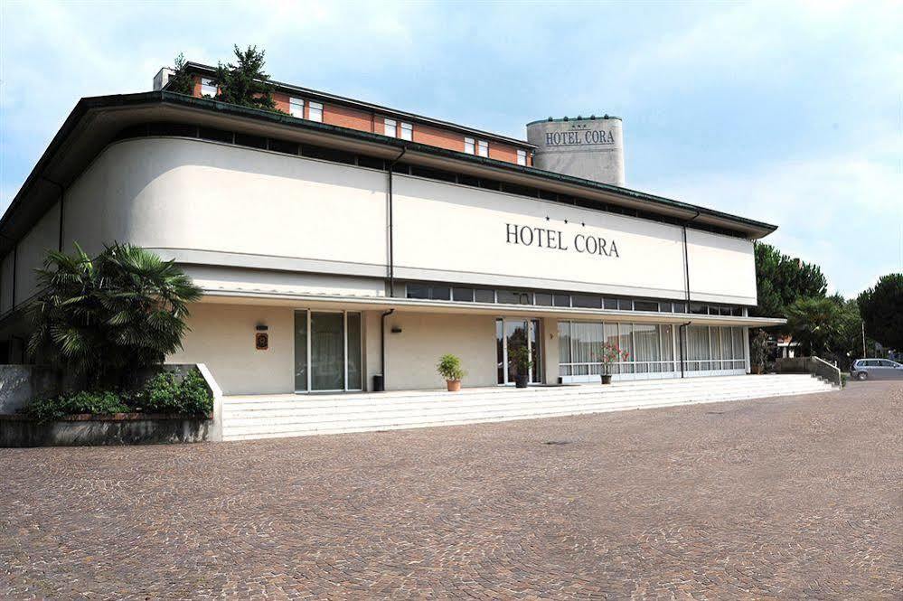 Hotel Cora カラーテ・ブリアンツァ エクステリア 写真