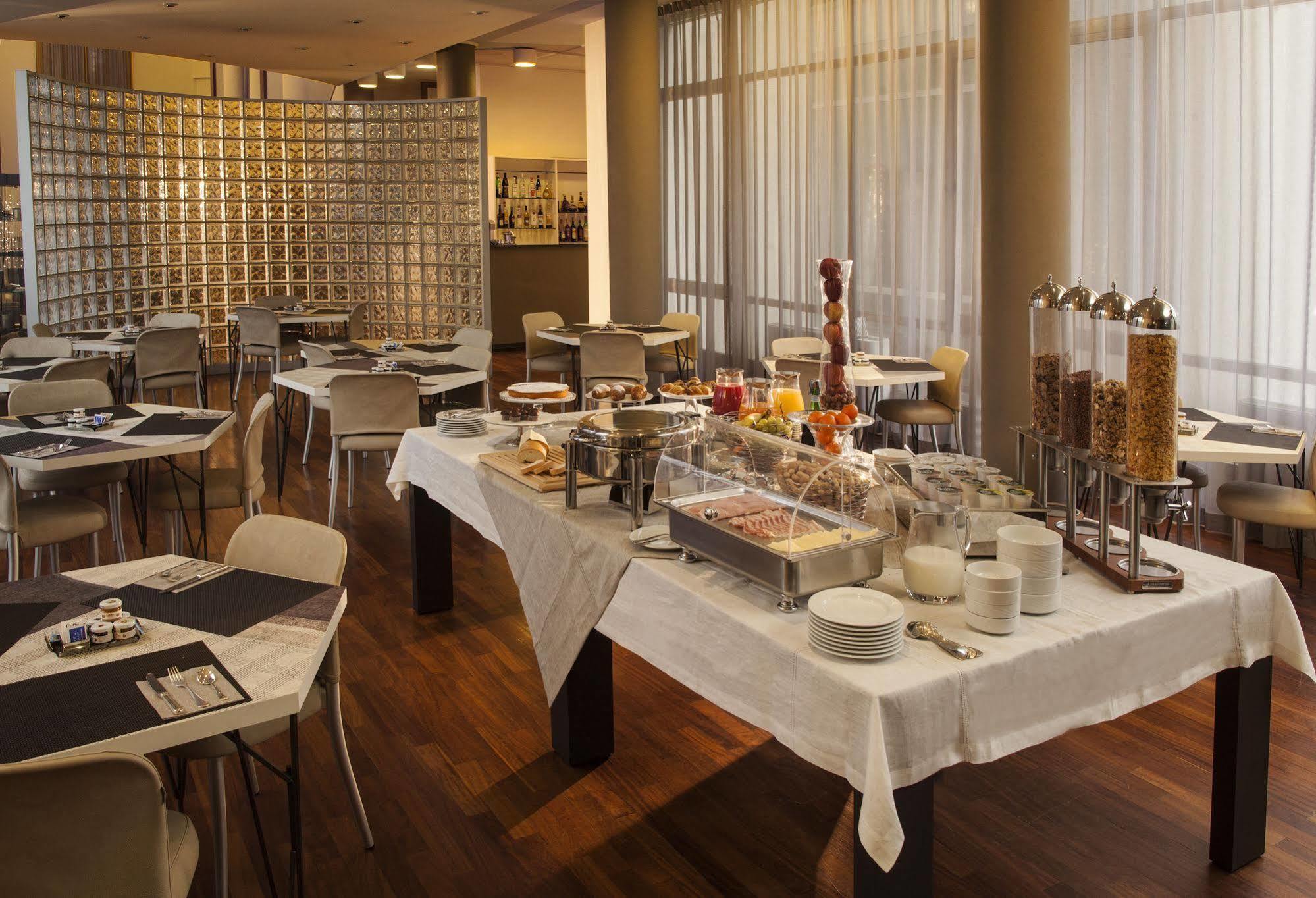Hotel Cora カラーテ・ブリアンツァ エクステリア 写真